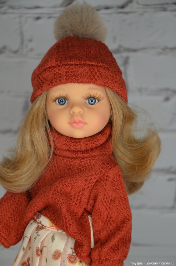 Карла с вьющимися волосами в аутфите от Паола Рейна (фото 2)