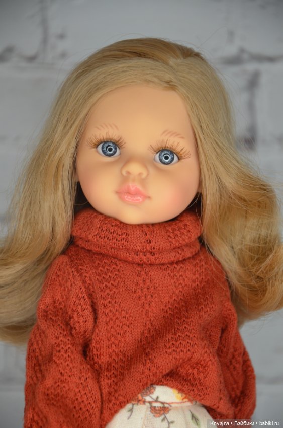 Карла с вьющимися волосами в аутфите от Паола Рейна (фото 6)