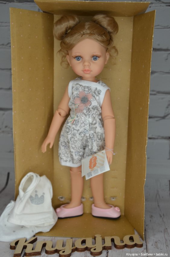 Валерия от Паола Рейна на шарнирном теле в аутфите в фирменной коробке