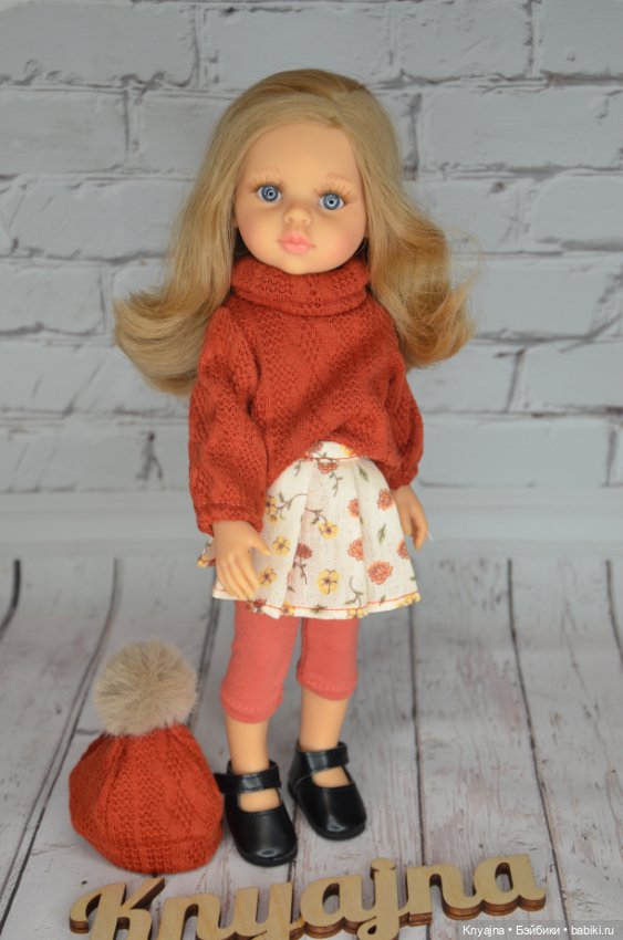 Карла с вьющимися волосами в аутфите от Паола Рейна (фото 4)