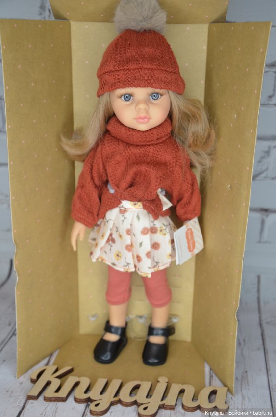 Карла с вьющимися волосами в аутфите от Паола Рейна (фото 9)