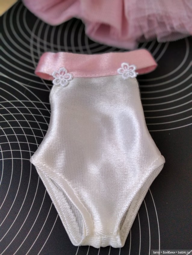 Фабричный аутфит Карлы Балерины Паола Рейна 2011 года (фото 2)