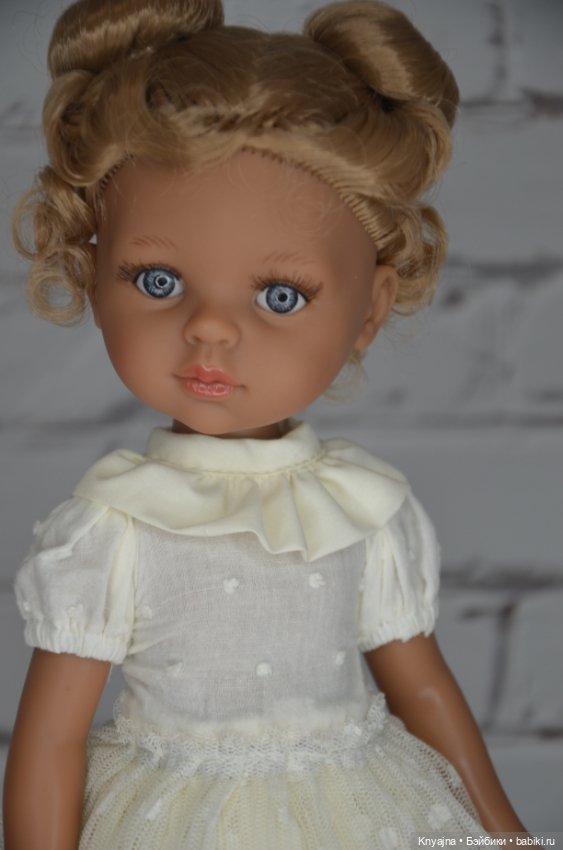 Фирменный аутфит Паола Рейна молочное платье и туфли (фото 6)