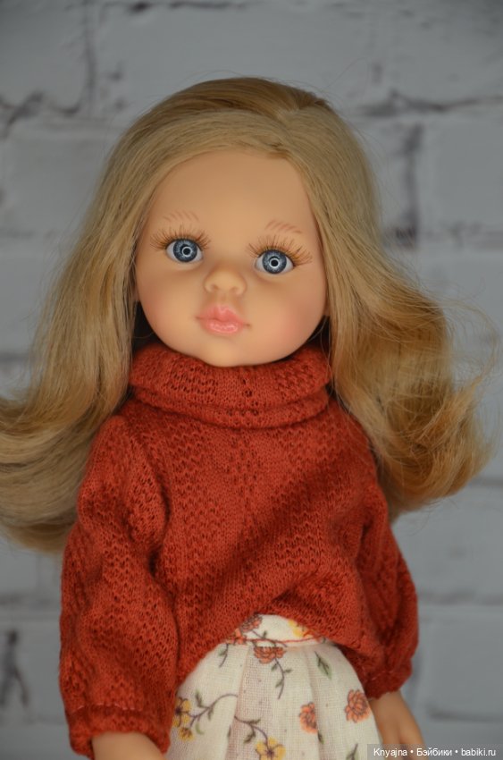 Карла с вьющимися волосами в аутфите от Паола Рейна (фото 5)