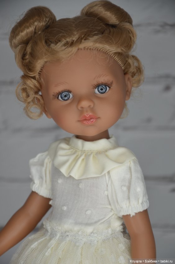 Фирменный аутфит Паола Рейна молочное платье и туфли (фото 3)