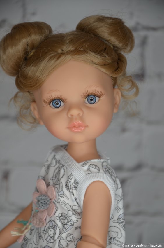 Валерия от Паола Рейна на шарнирном теле в аутфите в фирменной коробке