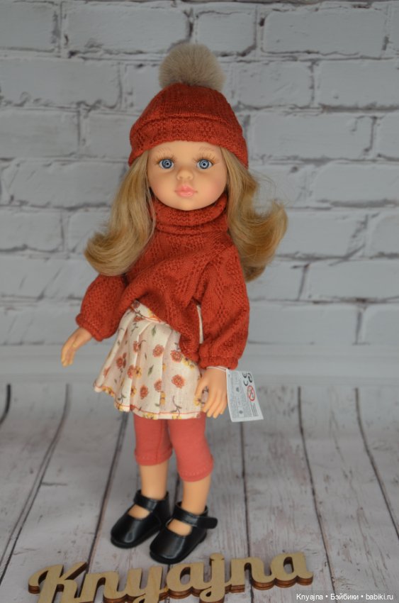 Карла с вьющимися волосами в аутфите от Паола Рейна