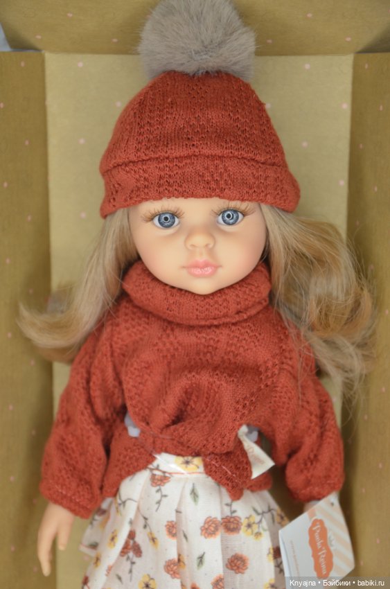 Карла с вьющимися волосами в аутфите от Паола Рейна (фото 8)