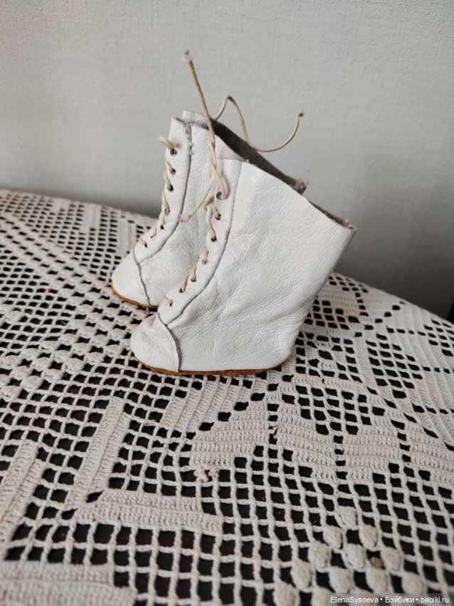 Золотые туфли и белые ботинки для куклы (фото 8)