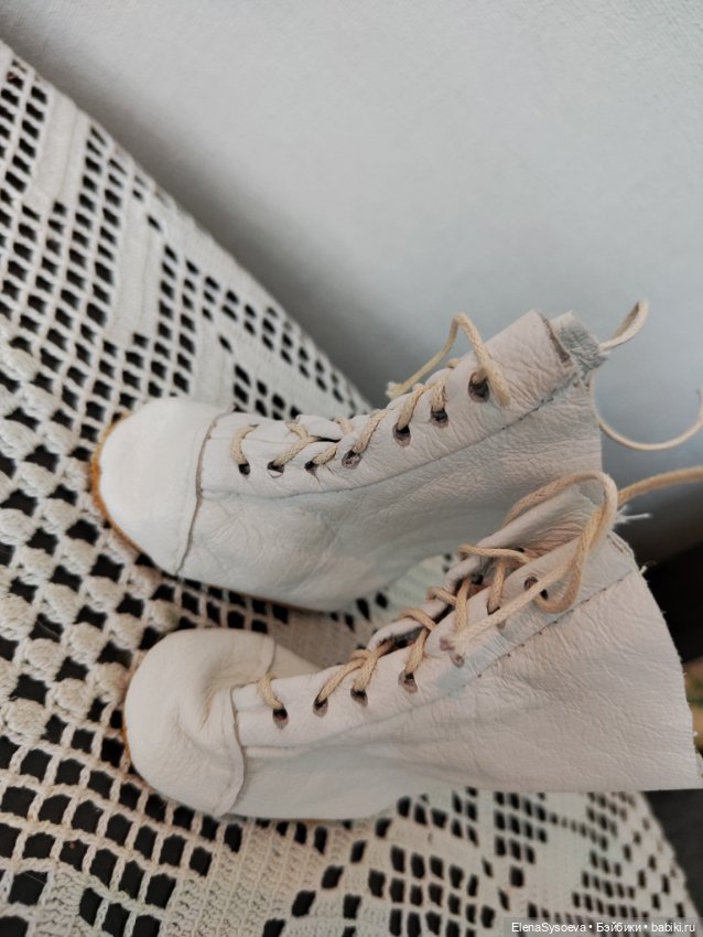 Золотые туфли и белые ботинки для куклы (фото 6)