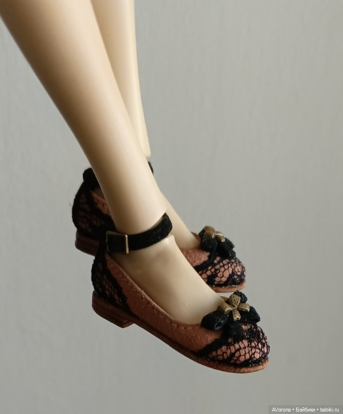 Туфли из натуральной замши с кружевом