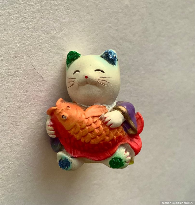 Миниатюра котик с рыбой — Статуэтки
