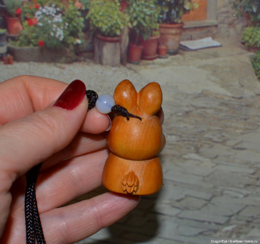 Зайчик-подвеска из дерева