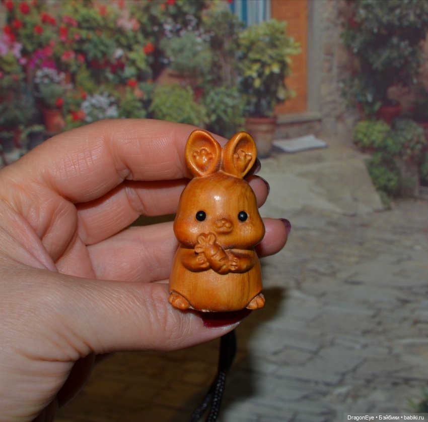 Зайчик-подвеска из дерева