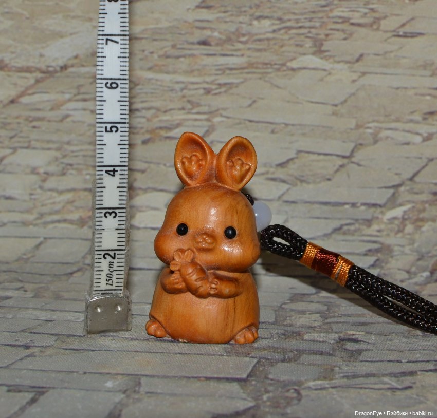 Зайчик-подвеска из дерева