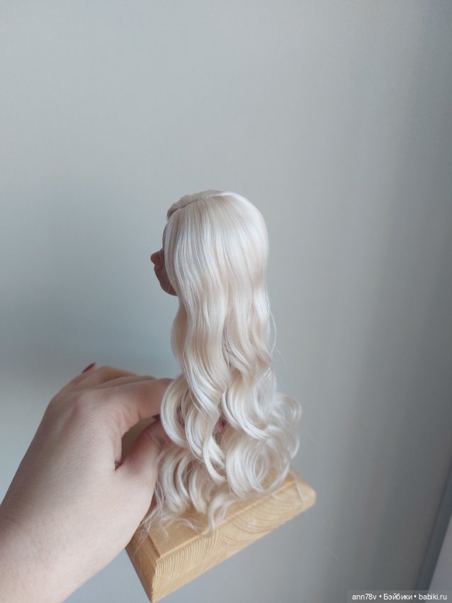 Парик из козочки для Птички Лоры, Китти, Адель, Чарли и им подобным головам, размером 10.5-11 см (фото 9)