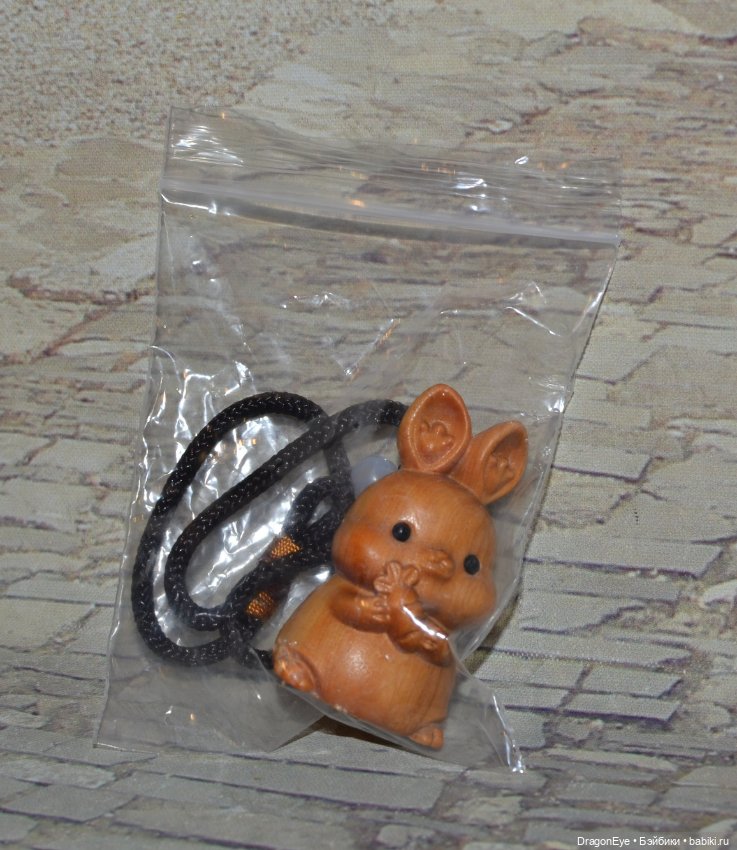 Зайчик-подвеска из дерева