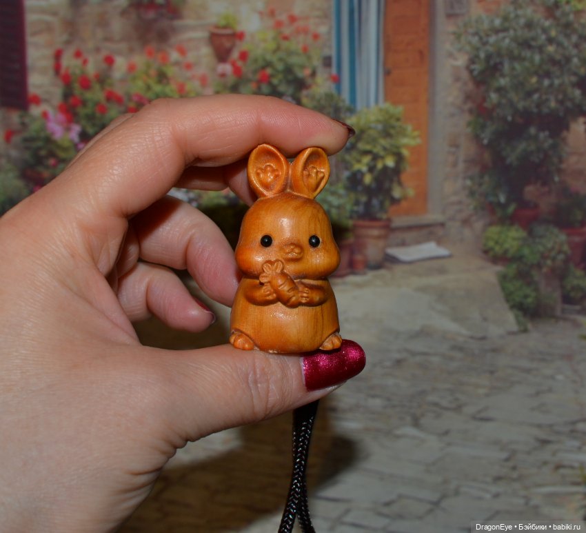 Зайчик-подвеска из дерева