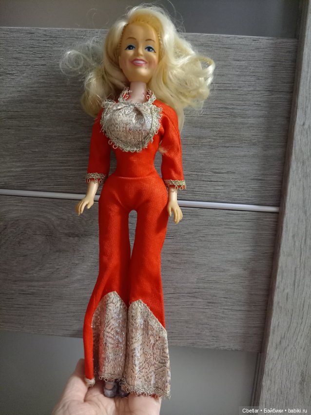 Винтажная барбиобразная кукла в большой грудью