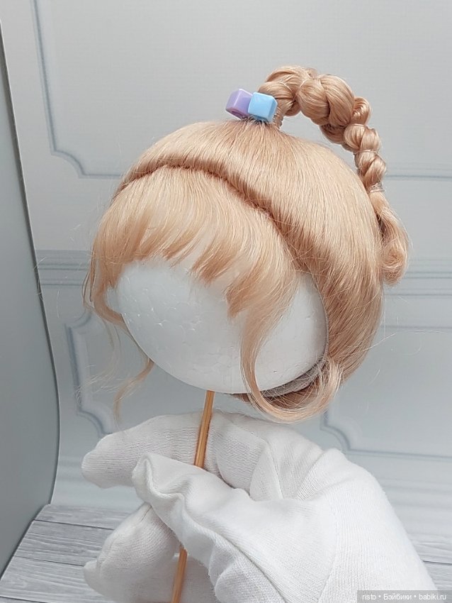 Парик Awen 9-10 с хвостиком, косичкой и разноцветной резинкой (фото 5)