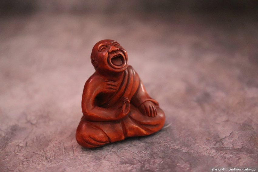 Нэцкэ "Чихающий" Самшит, резьба. Подписана автором
