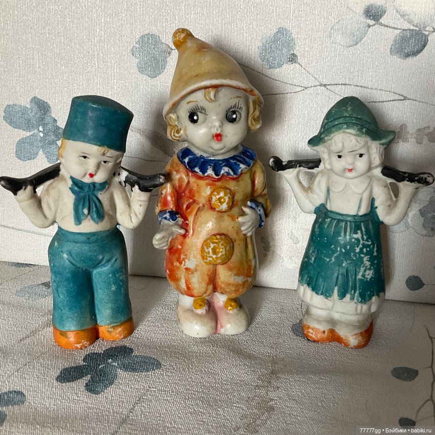 Клоун и парочка с коромыслами (фото 2)