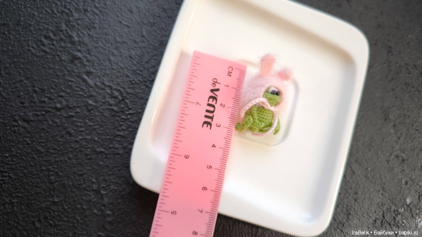 Лягушка, миниатюрная вязаная игрушка