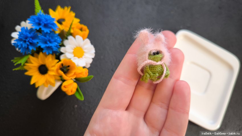 Лягушка, миниатюрная вязаная игрушка (фото 2)