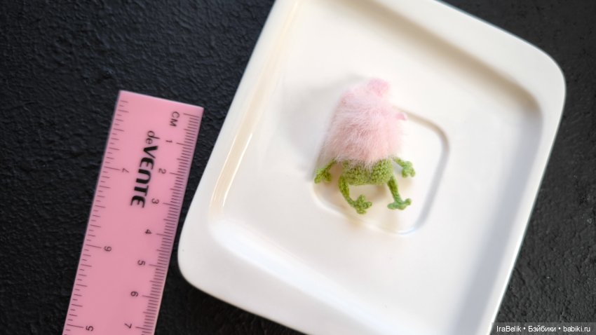 Лягушка, миниатюрная вязаная игрушка (фото 3)