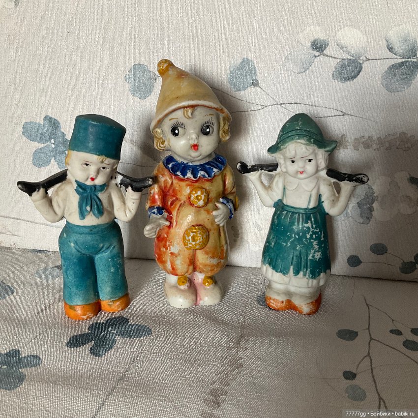 Клоун и парочка с коромыслами