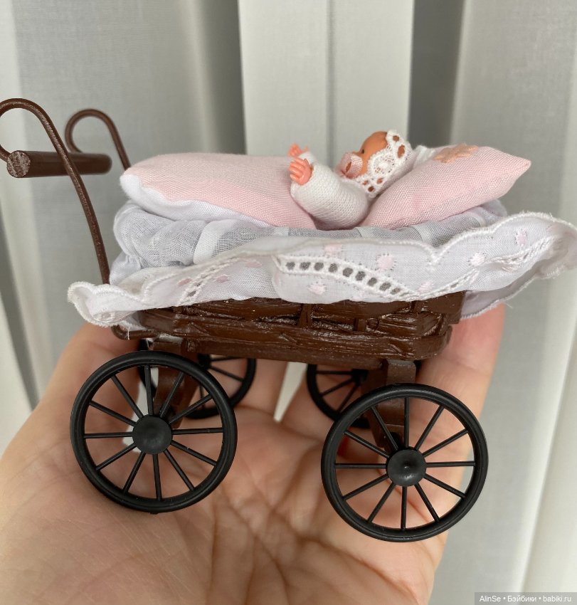 Набор крошечных пупсиков в нарядных колясочках (фото 6)
