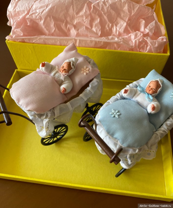 Набор крошечных пупсиков в нарядных колясочках (фото 2)