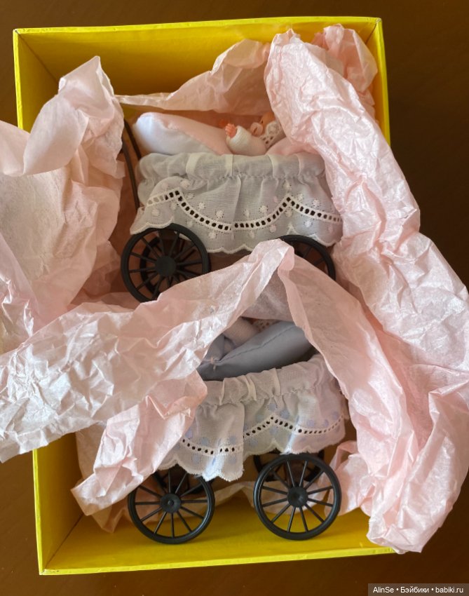 Набор крошечных пупсиков в нарядных колясочках