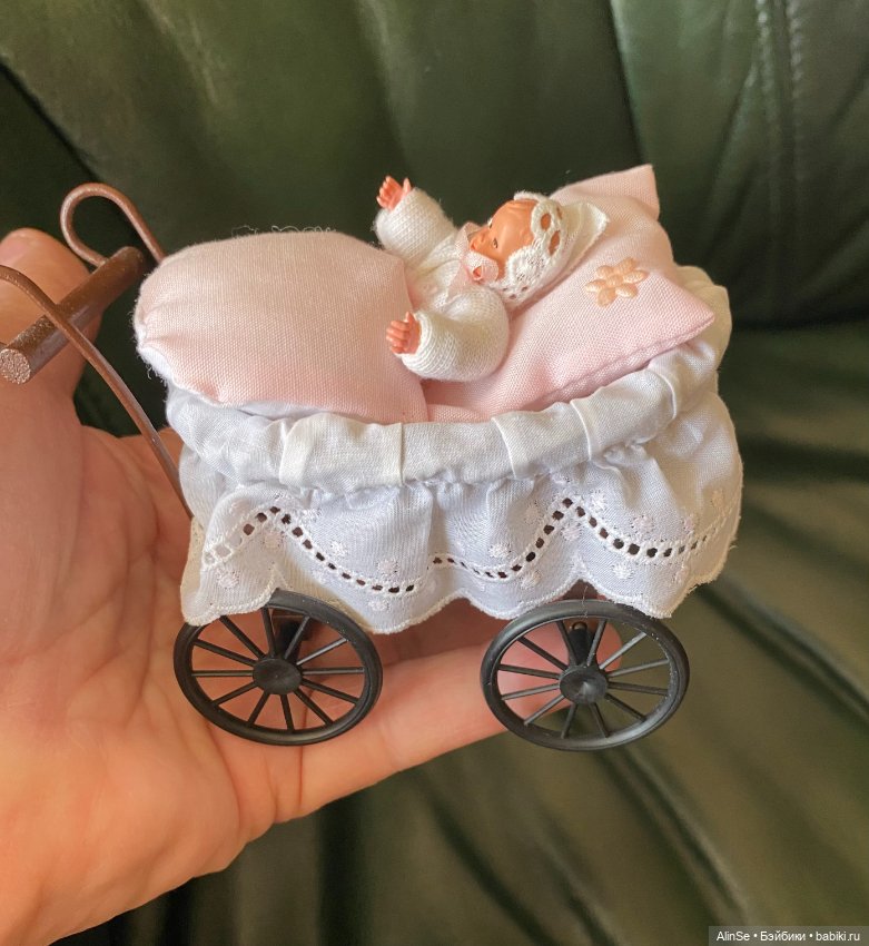Набор крошечных пупсиков в нарядных колясочках (фото 3)
