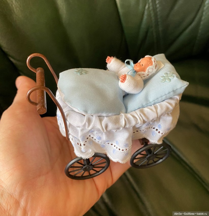 Набор крошечных пупсиков в нарядных колясочках (фото 4)