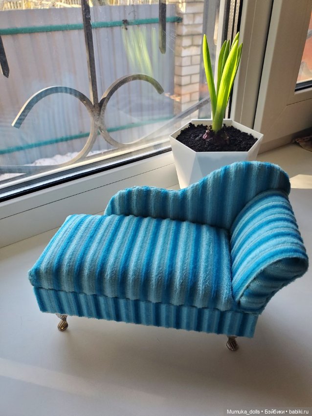 Софа из бархата на металлических ножках