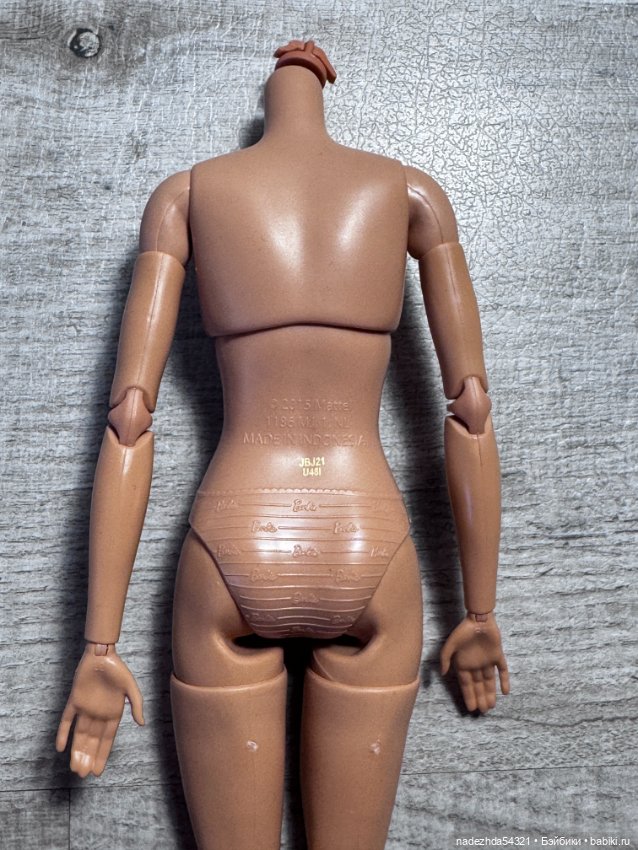 Тело Барби Марго Робби из сета "Сцена у костра" по фильму "Барби" (фото 9)