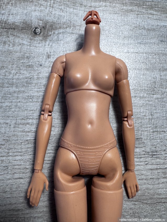 Тело Барби Марго Робби из сета "Сцена у костра" по фильму "Барби" (фото 3)