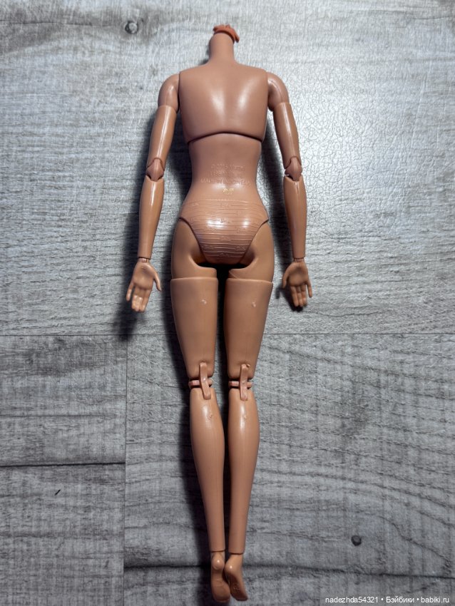 Тело Барби Марго Робби из сета "Сцена у костра" по фильму "Барби" (фото 7)