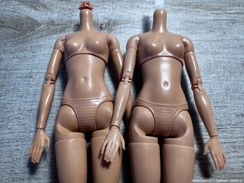 Тело Барби Марго Робби из сета "Сцена у костра" по фильму "Барби"