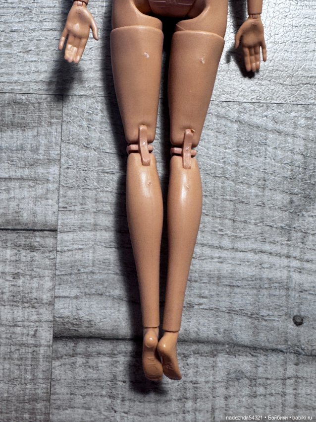 Тело Барби Марго Робби из сета "Сцена у костра" по фильму "Барби" (фото 8)