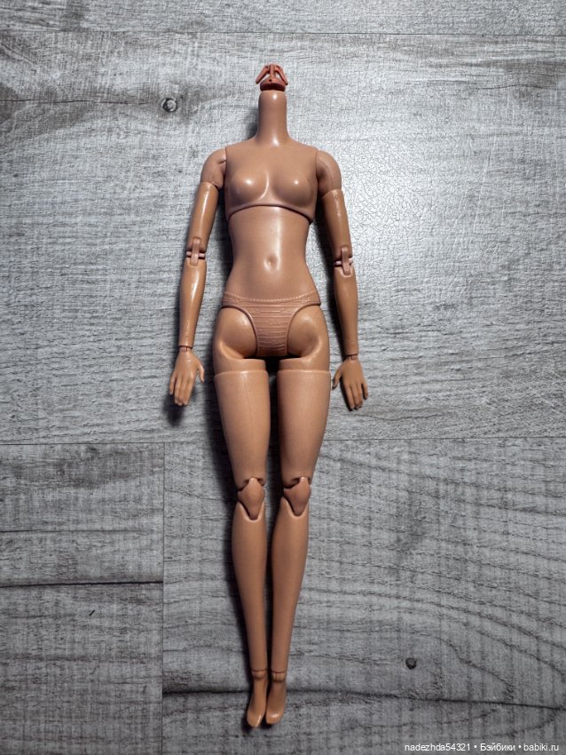 Тело Барби Марго Робби из сета "Сцена у костра" по фильму "Барби"