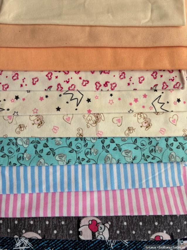 Много разных отрезов ткани для кукольных нарядов