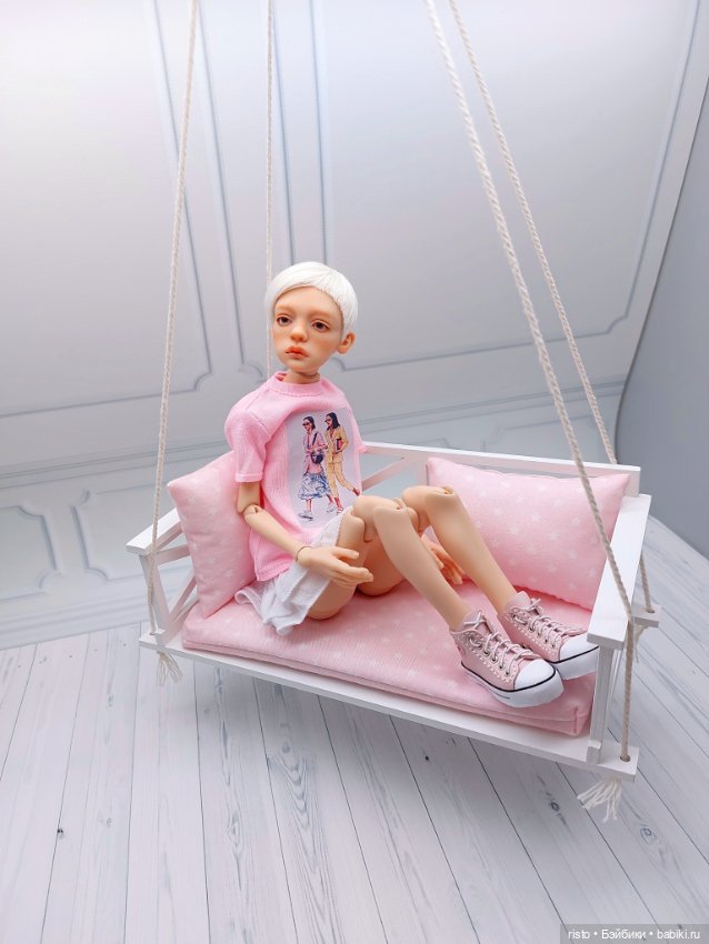 Белые подвесные качели для кукол формата 1/6 от Woodentales (фото 3)