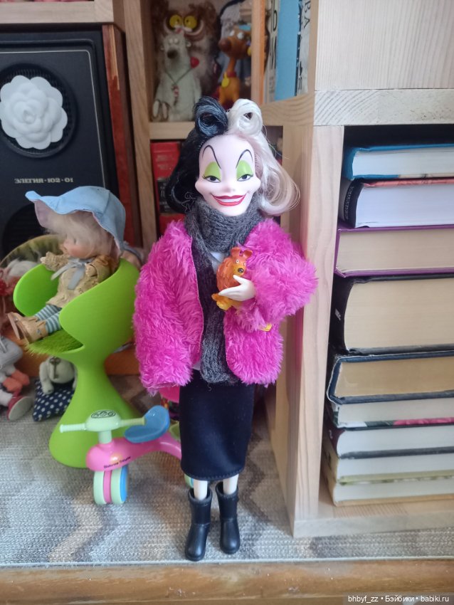 Круэлла Де Виль на теле обицу 22 Фулл сет