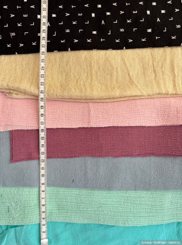 Много разных отрезов ткани для кукольных нарядов (фото 2)