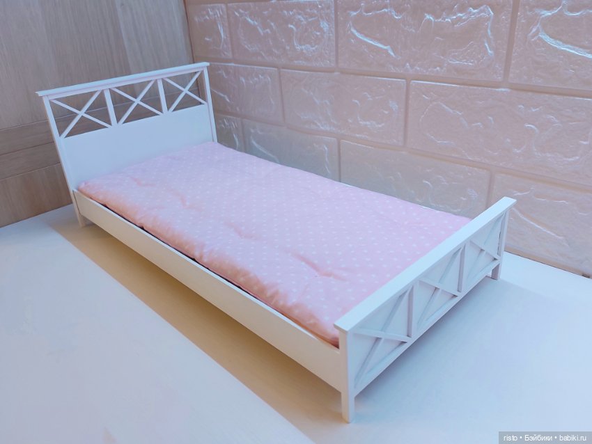 Белая кровать для кукол формата 1/4 и 1/6 от известных мастеров Woodentales (фото 10)