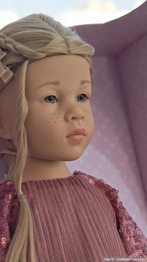 Мила Готц 2021 с зелёными глазами (фото 3)