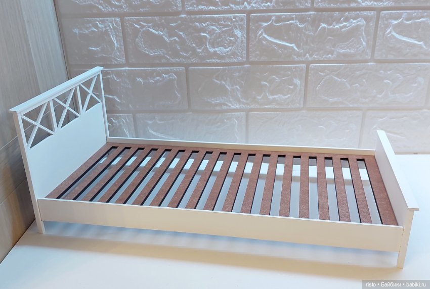 Белая кровать для кукол формата 1/4 и 1/6 от известных мастеров Woodentales (фото 9)