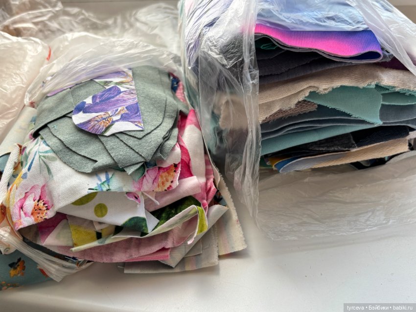 Много разных отрезов ткани для кукольных нарядов (фото 8)